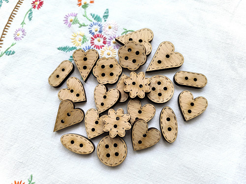 Dřevěné knoflíky MIX 2-3cm (10ks)