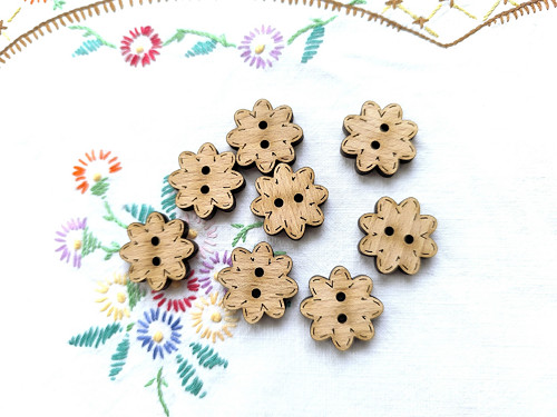 Dřevěný knoflík - KYTIČKA 8listá 2,4cm