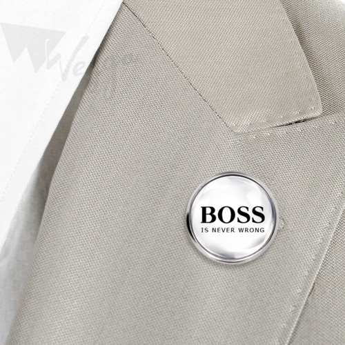 Odznak Pin Ocel BOSS IS NEVER WRONG / Bílá barva