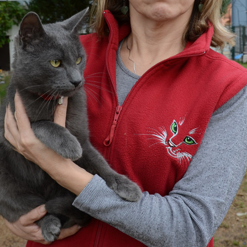Jsem Kočka - vyšívaná fleecová vesta vinová