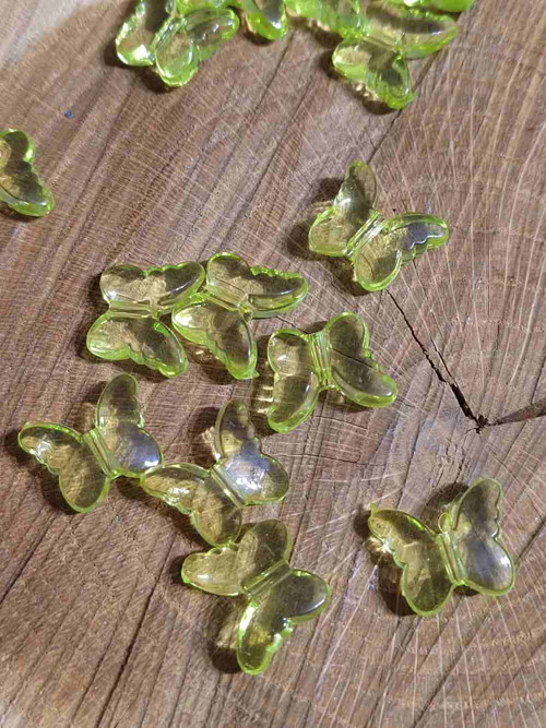 Plastové korálky motýl 15x18 mm barva sv. zelená