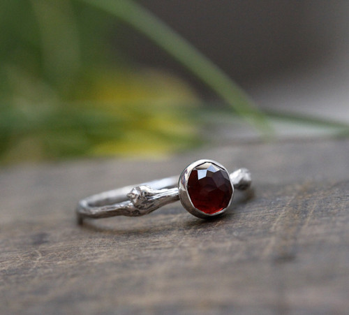 Větvičkový s broušeným granátem