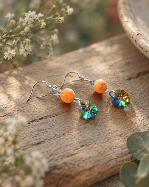 Náušnice - Swarovski srdíčka a oranžový achát