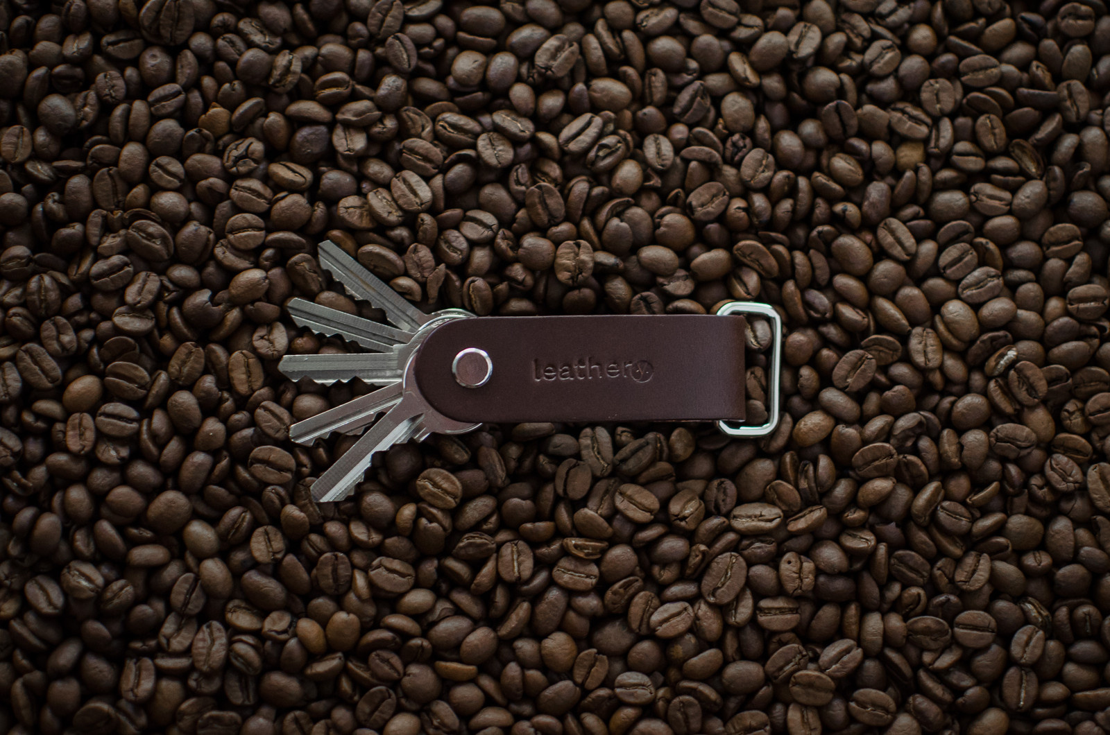 Luxusní kožená klíčenka Alfa & Omega COFFEE