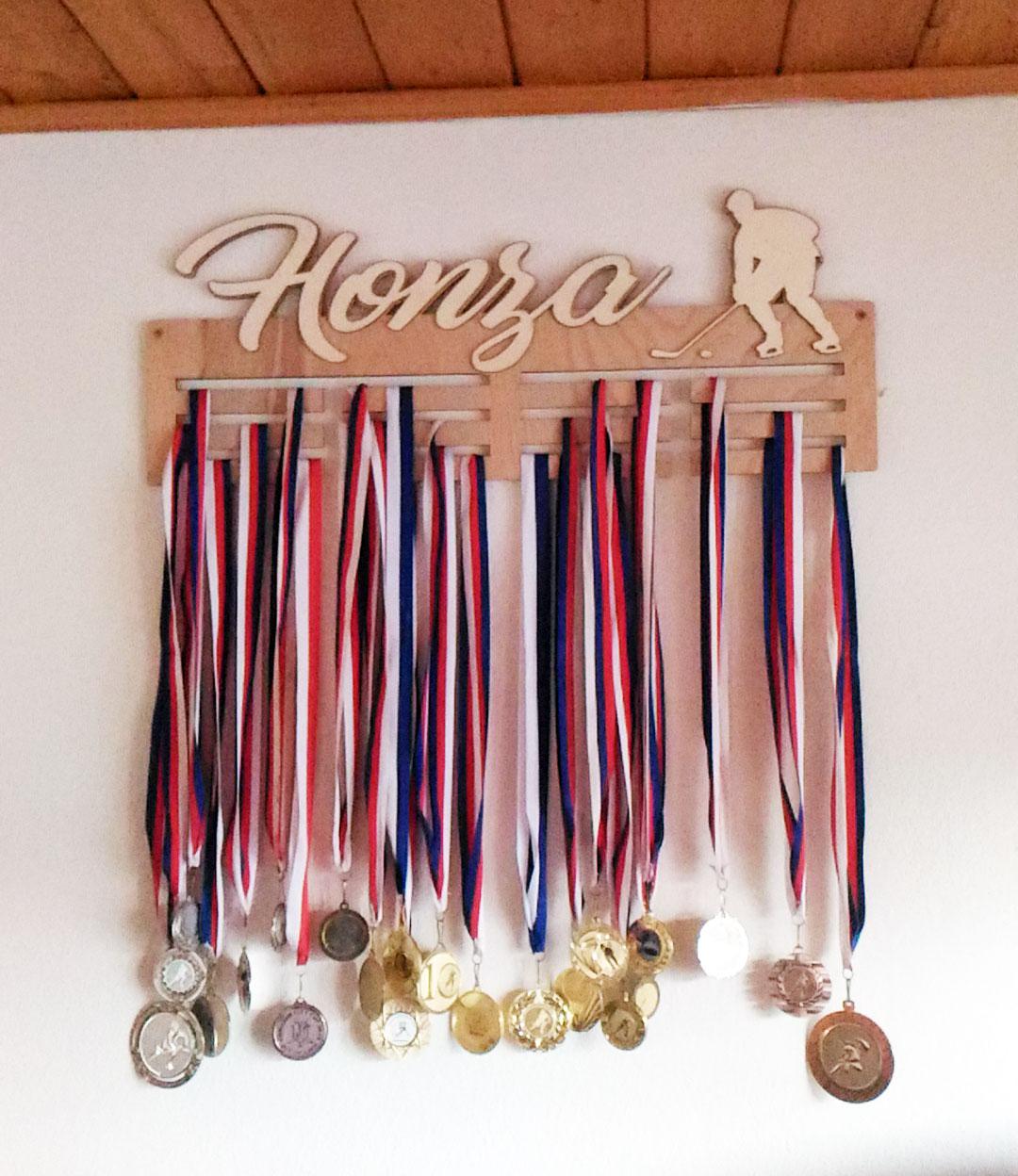 Dřevěný věšák na medaile s jménem na přání