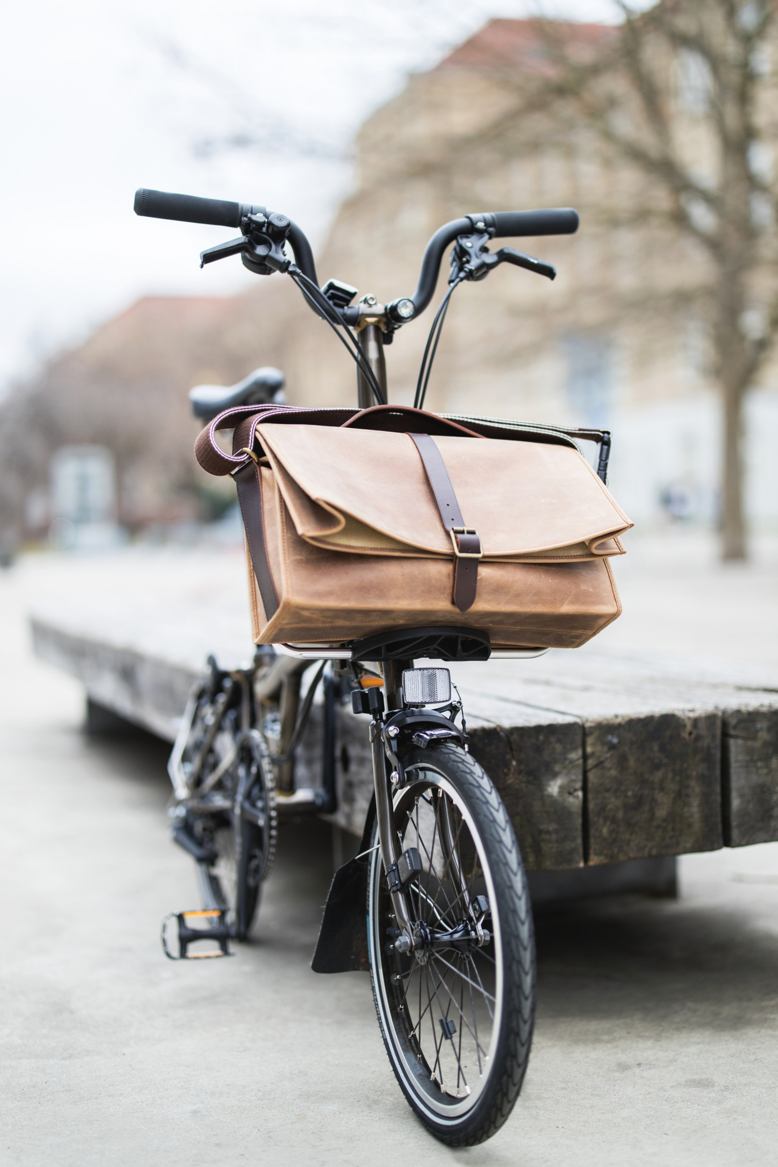 Kožená brašna ke kolu Brompton