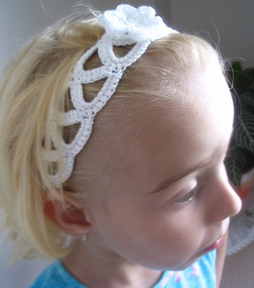 Bílá čelenka s květinou — foto 2