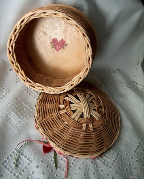 Krabička se srdéčky...vintage? — foto 3