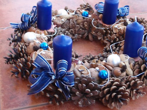 Dekorativní adventní věnec — foto 3