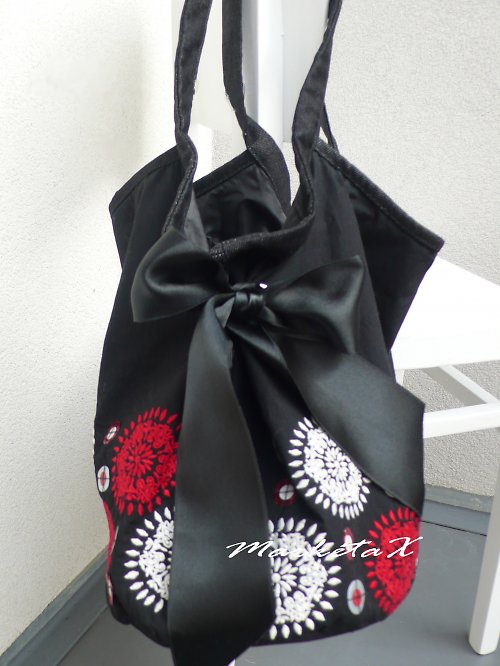 Black,white and red handbag — foto 2
