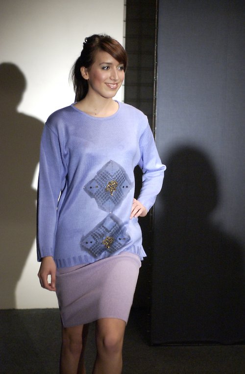 Modrý svetr s malbou a aplikacemi XL — foto 2