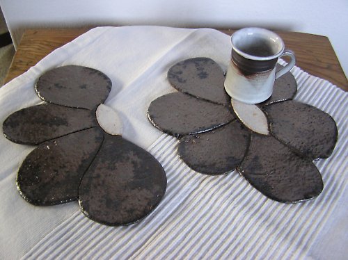 Keramické prostírání ve tvaru květu — foto 3
