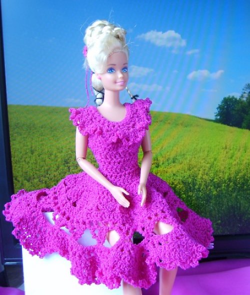 Růžové šaty pro Barbie — foto 3