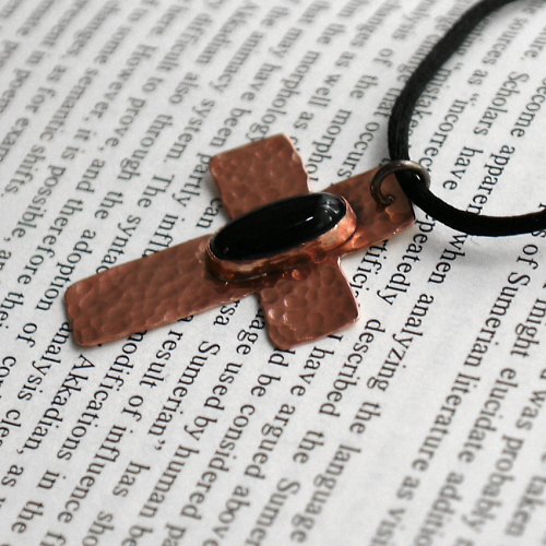 Měděný kříž s černým onyxem — foto 3