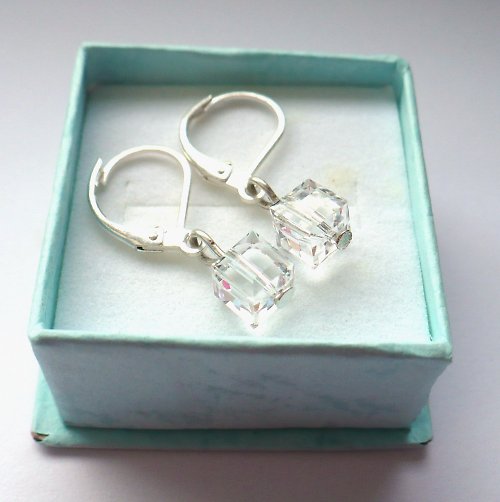 Kostičky Swarovski v průhledné — foto 3