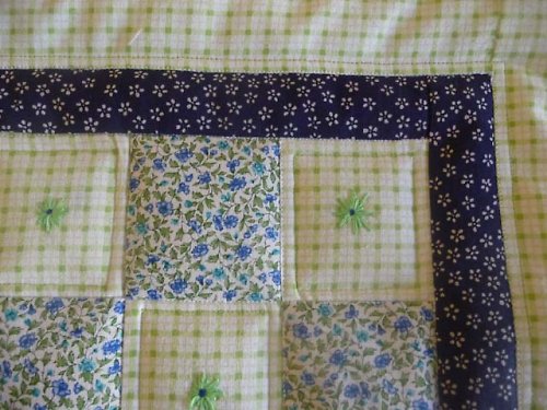 Patchwork polštář s ruční výšivkou — foto 2