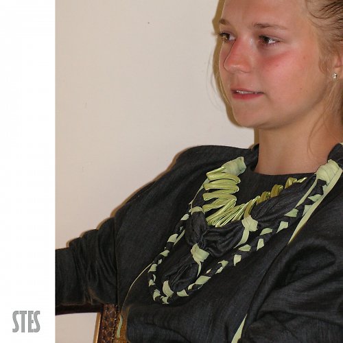 Černá halenka s náhrdelníkem — foto 5