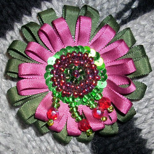 Brož - dark green/red — foto 2