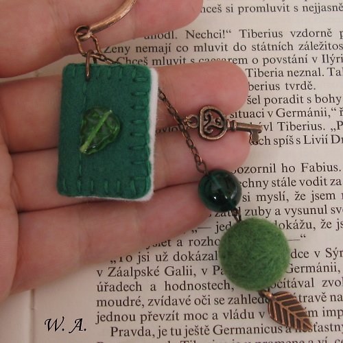 Záložka do knihy s miniaturní knížkou (tmavě zelená) — foto 2