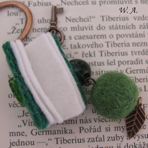 Záložka do knihy s miniaturní knížkou (tmavě zelená) — foto 4
