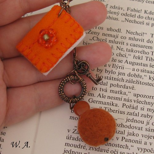 Záložka do knihy s miniaturní knížkou (oranžová) — foto 2