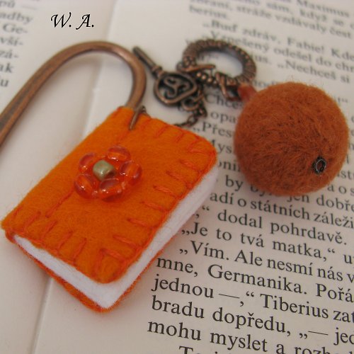 Záložka do knihy s miniaturní knížkou (oranžová) — foto 3