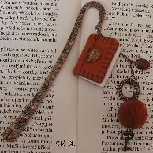 Záložka do knihy s miniaturní knížkou (tmavě hnědá) — foto 2