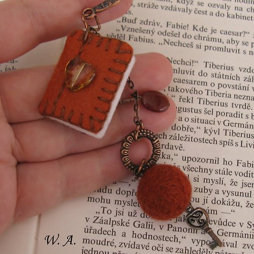 Záložka do knihy s miniaturní knížkou (tmavě hnědá) — foto 3