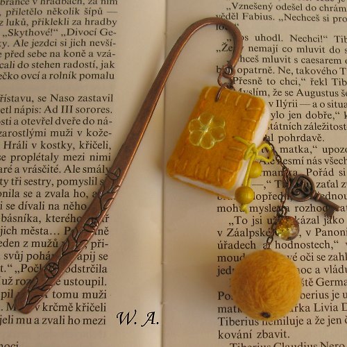 Záložka do knihy s miniaturní knížkou (žlutá) — foto 3