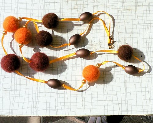 Hnědá s oranžovou — foto 2