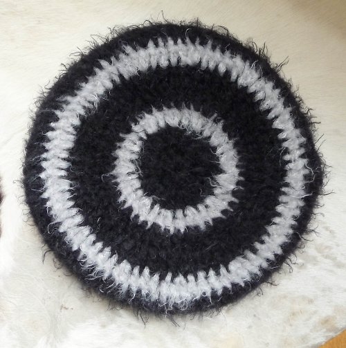 Černo-šedý baret — foto 2