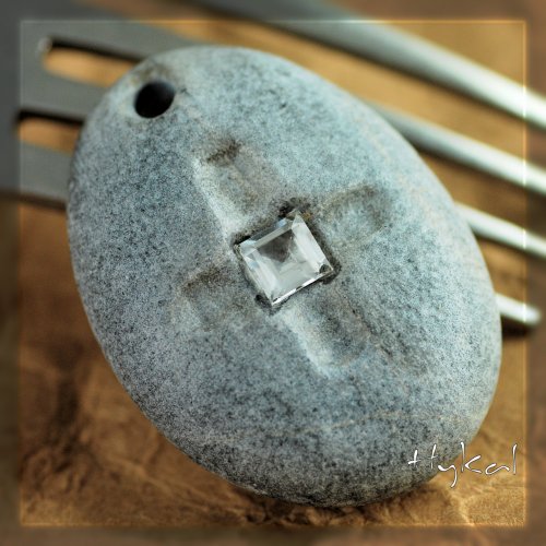 Oblázkový kamený křížek a topaz - Eminence — foto 2