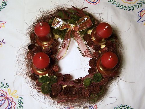 Adventní vínový šištičkový věnec — foto 2