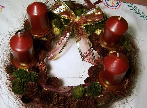 Adventní vínový šištičkový věnec — foto 4
