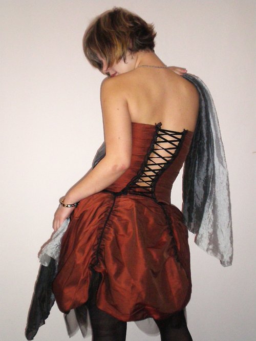 Extravagantní šaty — foto 3