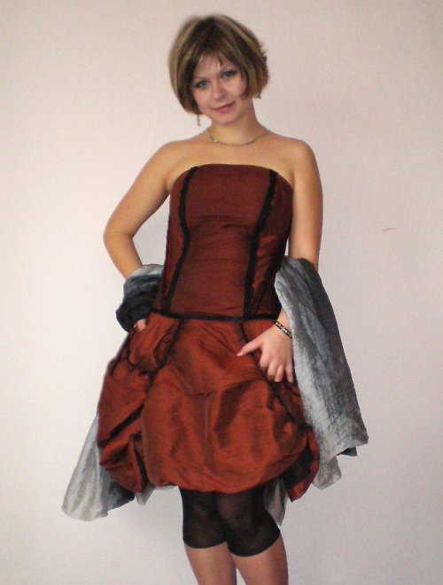 Extravagantní šaty — foto 4