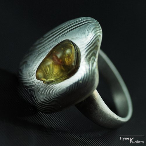 Kovaný prsten damasteel a jantar - Myol — foto 3