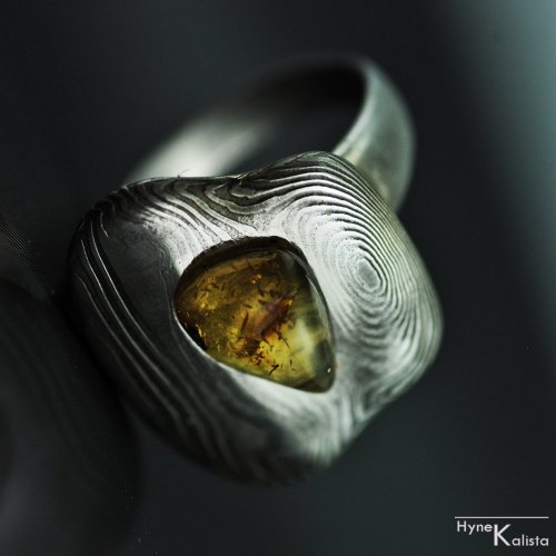 Kovaný prsten damasteel a jantar - Myol — foto 5