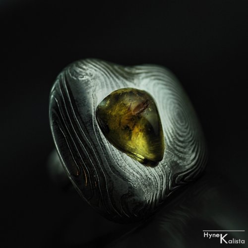 Kovaný prsten damasteel a jantar - Myol — foto 6