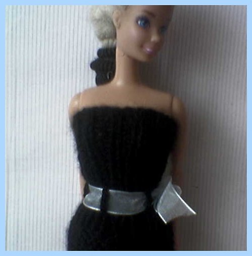 Černé šatičky s páskem pro Barbie — foto 2