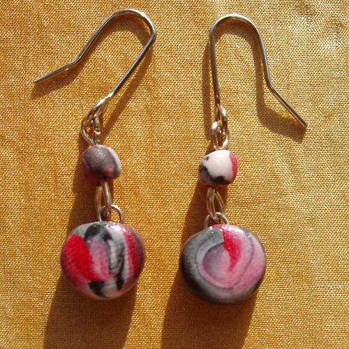 Červenočerné kolečko + mini náušnice — foto 2