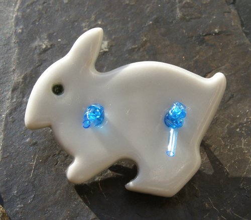 Králičci porcelánová brož — foto 3