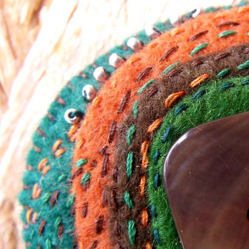 Brož s perleťovým knoflíkem — foto 2