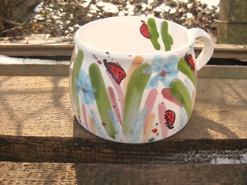 Hrnek v trávě — foto 2