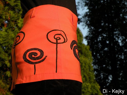 Sukýnka mini s kytkami spirálovými — foto 4