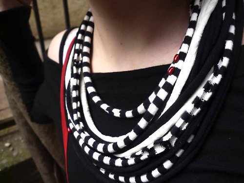 Černo-bílý náhrdelník — foto 2