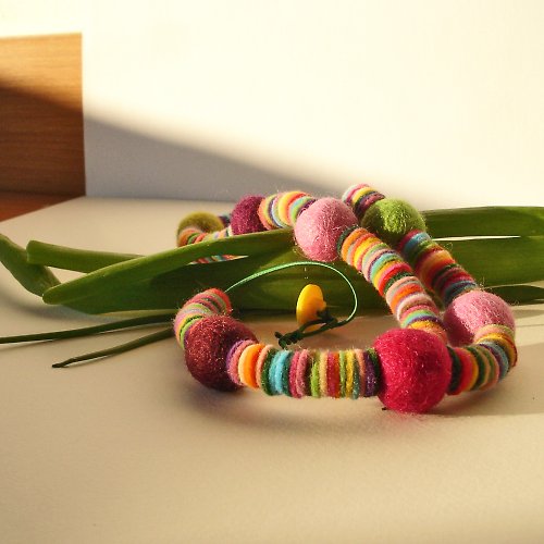 Náhrdelník plstěný bon-bon-ový — foto 3