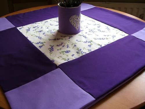 Levandulový patchworkový ubrus 75x75 — foto 2