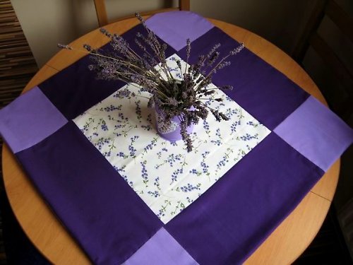 Levandulový patchworkový ubrus 75x75 — foto 3