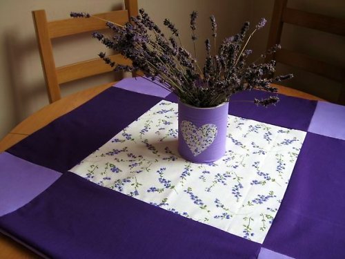 Levandulový patchworkový ubrus 75x75 — foto 4